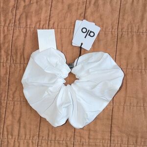 ALO Yoga White Hair Accessory